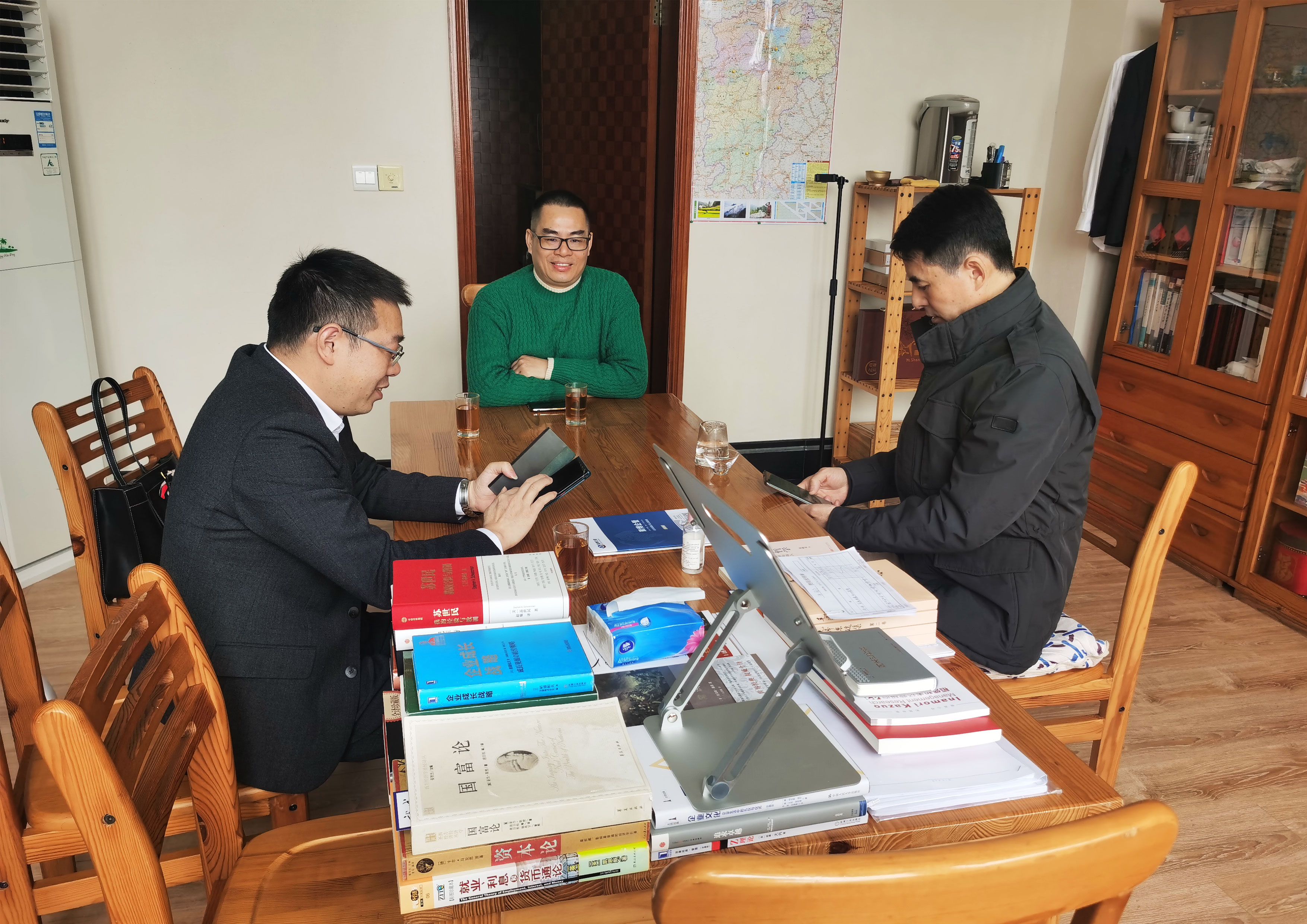 聚博企管创始人何金财老师随同江佑私董会创始人赖冬群拜访江西省盛和塾邓国强理事长！ 